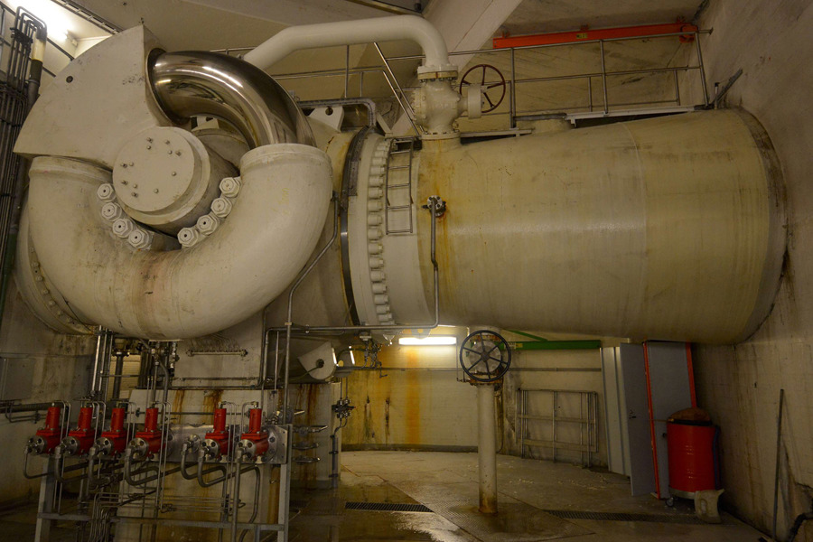 The ball valve regulates a water flow of up to 70 000 litres per second.